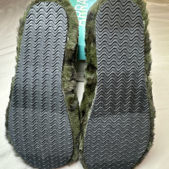 Array Olive Faux Fur Slippers, Size 8 NWB - Picture 5 of 5